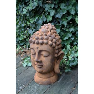 buddha pää patsas ruosteenvärinen puutarhassa