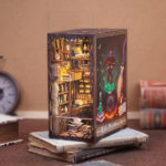 DIY Minimaailma kirjahyllyyn – Magic Pharmacist Book Nook (sis. pölysuojan) on lisätty toivelistallesi