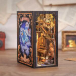 DIY Minimaailma kirjahyllyyn – Nebula Common Room Book Nook (sis. pölysuojan) on lisätty toivelistallesi