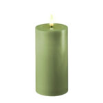 Oliivinvihreä (Olive Green) Led-kynttilä 15 cm (halk. 7,5 cm), Deluxe Homeart on lisätty toivelistallesi