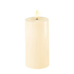 Kermanvalkoinen (Cream) Led-kynttilä 15 cm (halk. 7,5 cm), Deluxe Homeart on lisätty toivelistallesi