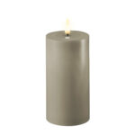 Vaalea harmaanruskea (Sand) Led-kynttilä 15 cm (halk. 7,5 cm), Deluxe Homeart on lisätty toivelistallesi