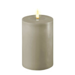 Vaalea harmaanruskea (Sand) Led kynttilä 15 cm (halk. 10 cm), Deluxe Homeart on lisätty toivelistallesi