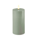 Vihreänharmaa (Salvie Green) Led-kynttilä 15 cm (halk. 7,5 cm), Deluxe Homeart on lisätty toivelistallesi